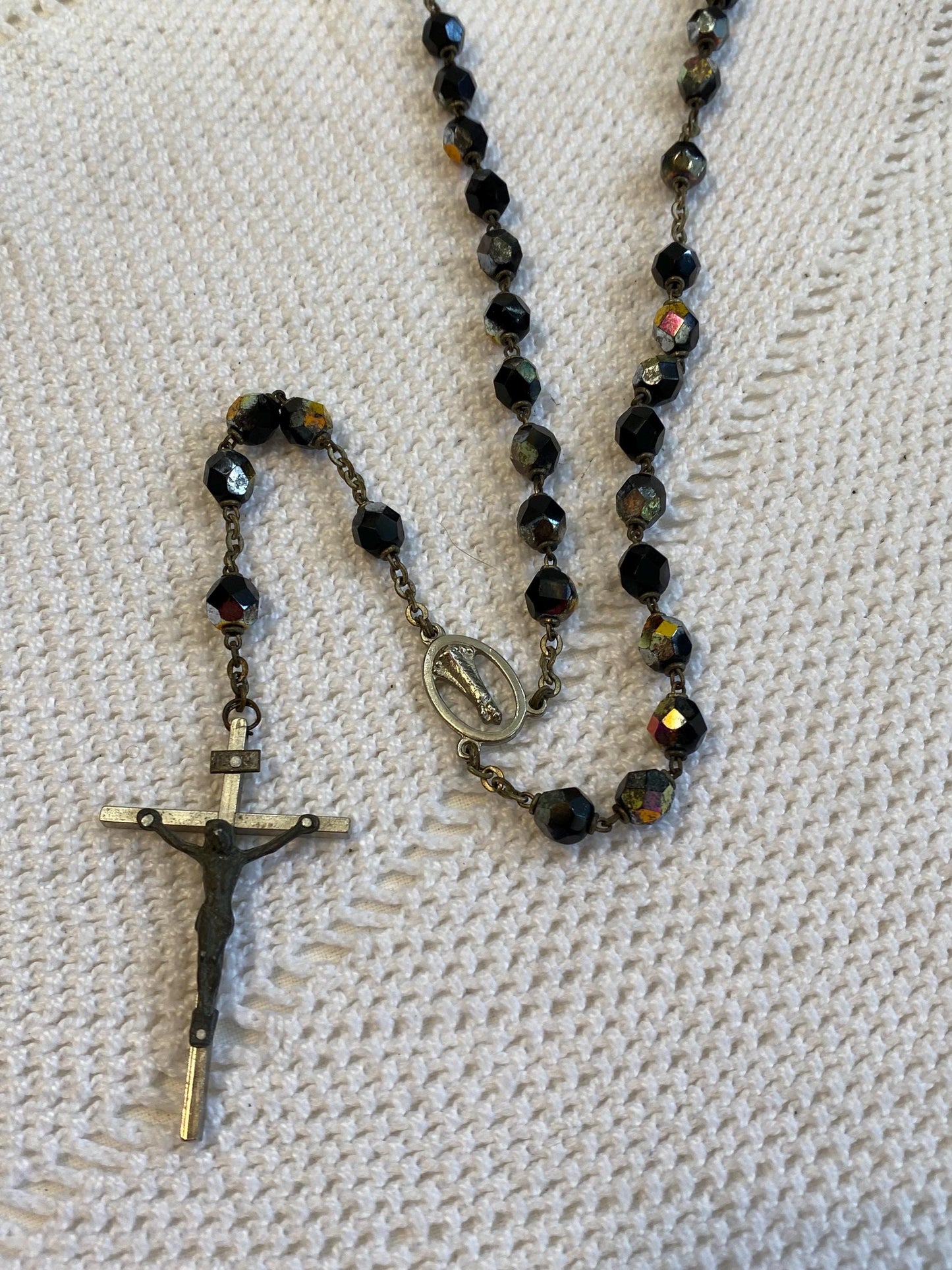 Collana vintage anni 50 con perle plastica Aurora Borealis 6 mm, crocifisso peltro Italia 50 cm, devozione cattolica, regalo da collezione
