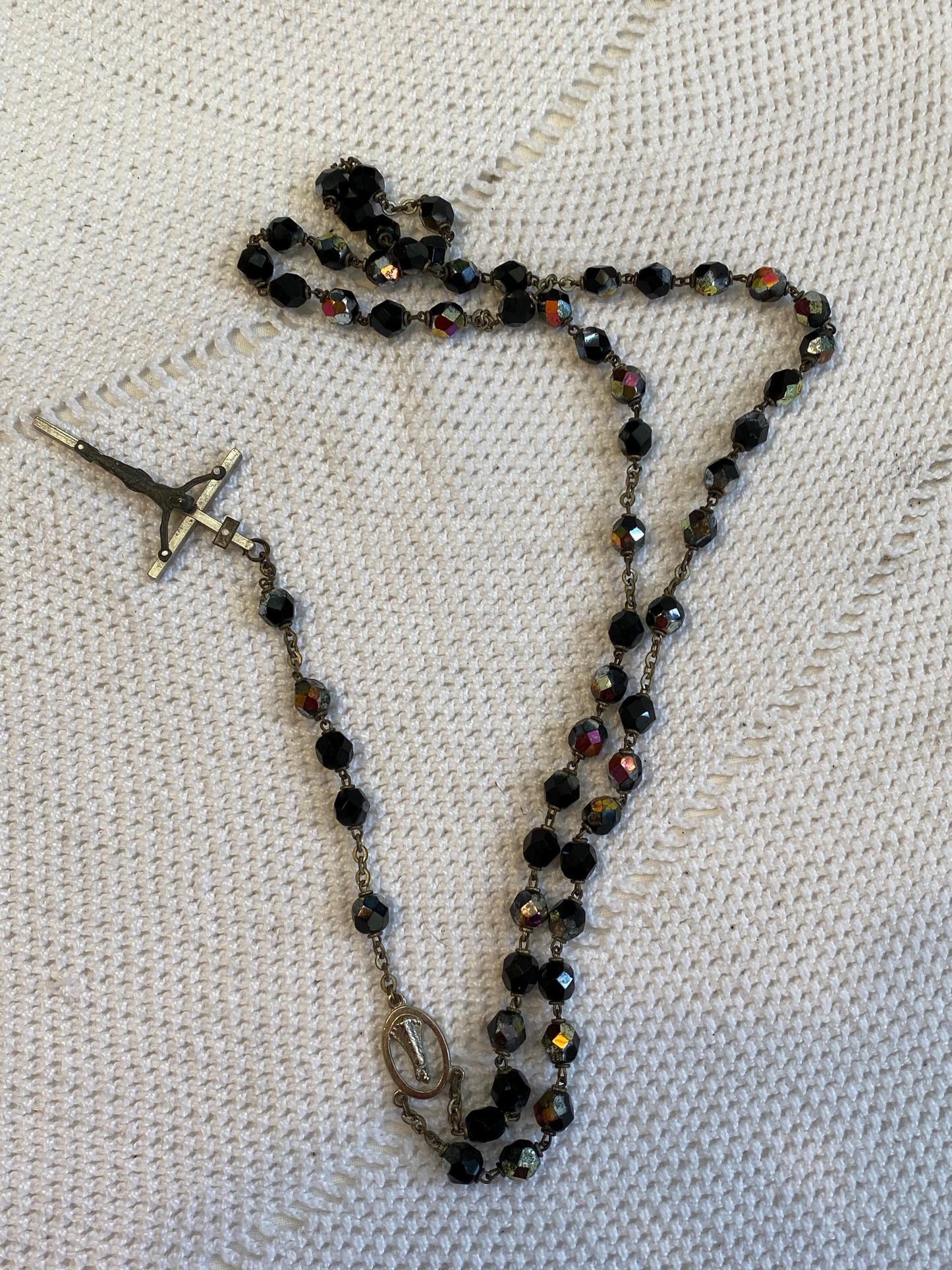 Collana vintage anni 50 con perle plastica Aurora Borealis 6 mm, crocifisso peltro Italia 50 cm, devozione cattolica, regalo da collezione