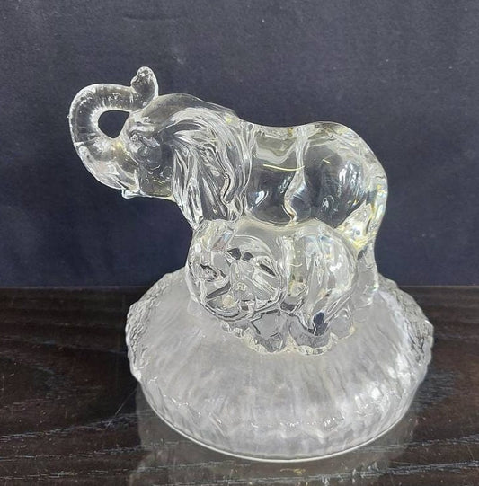 statuetta di un elefante con cucciolo