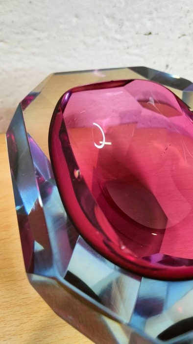 Posa Cenere per Fumatori in Vetro Viola a Forma di Diamante - Eleganza e Funzionalità