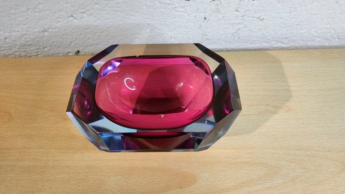 Posa Cenere per Fumatori in Vetro Viola a Forma di Diamante - Eleganza e Funzionalità