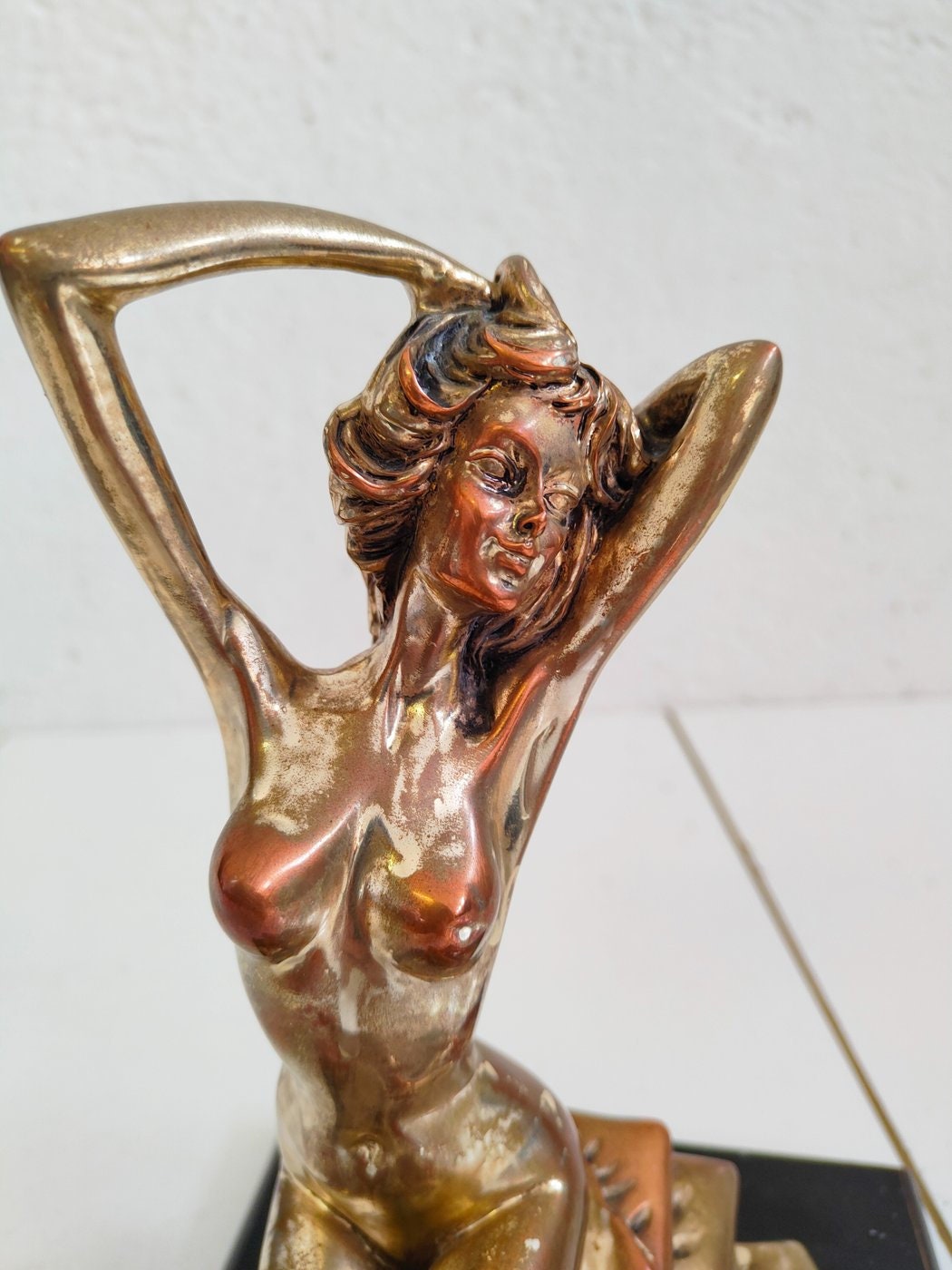 Scultura in Bronzo di Donna Nuda - Lamina d'Argento 925 - Base in Legno Nero - Opera d'Arte Elegante