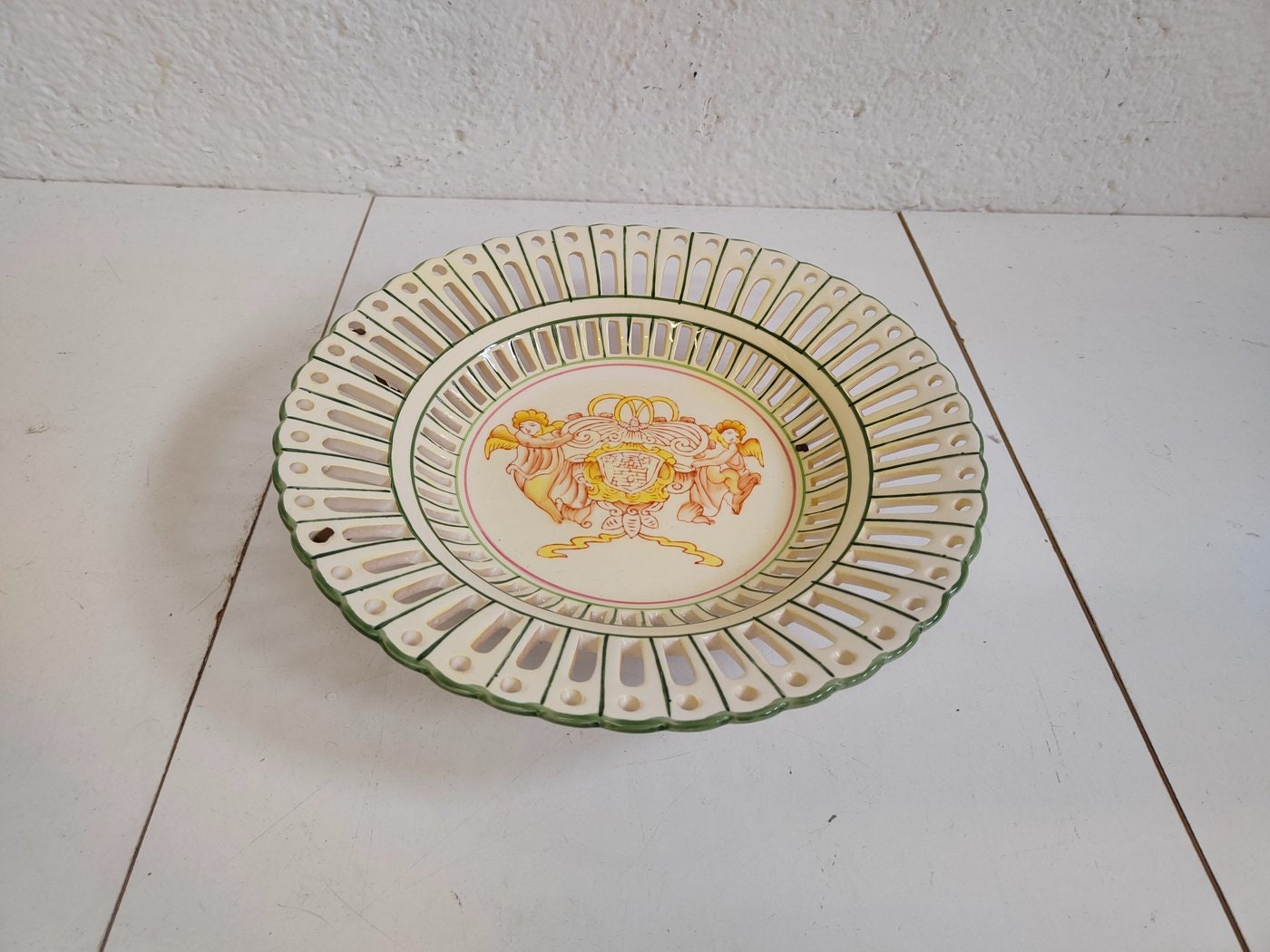 Piatto in Ceramica Traforato Dipinto a Mano con Gancio per Muro - Arte e Eleganza