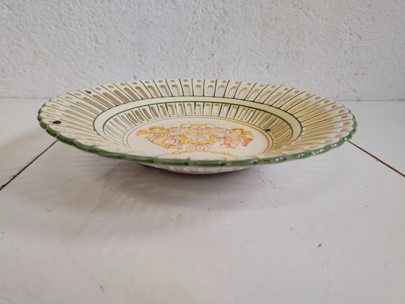 Piatto in Ceramica Traforato Dipinto a Mano con Gancio per Muro - Arte e Eleganza