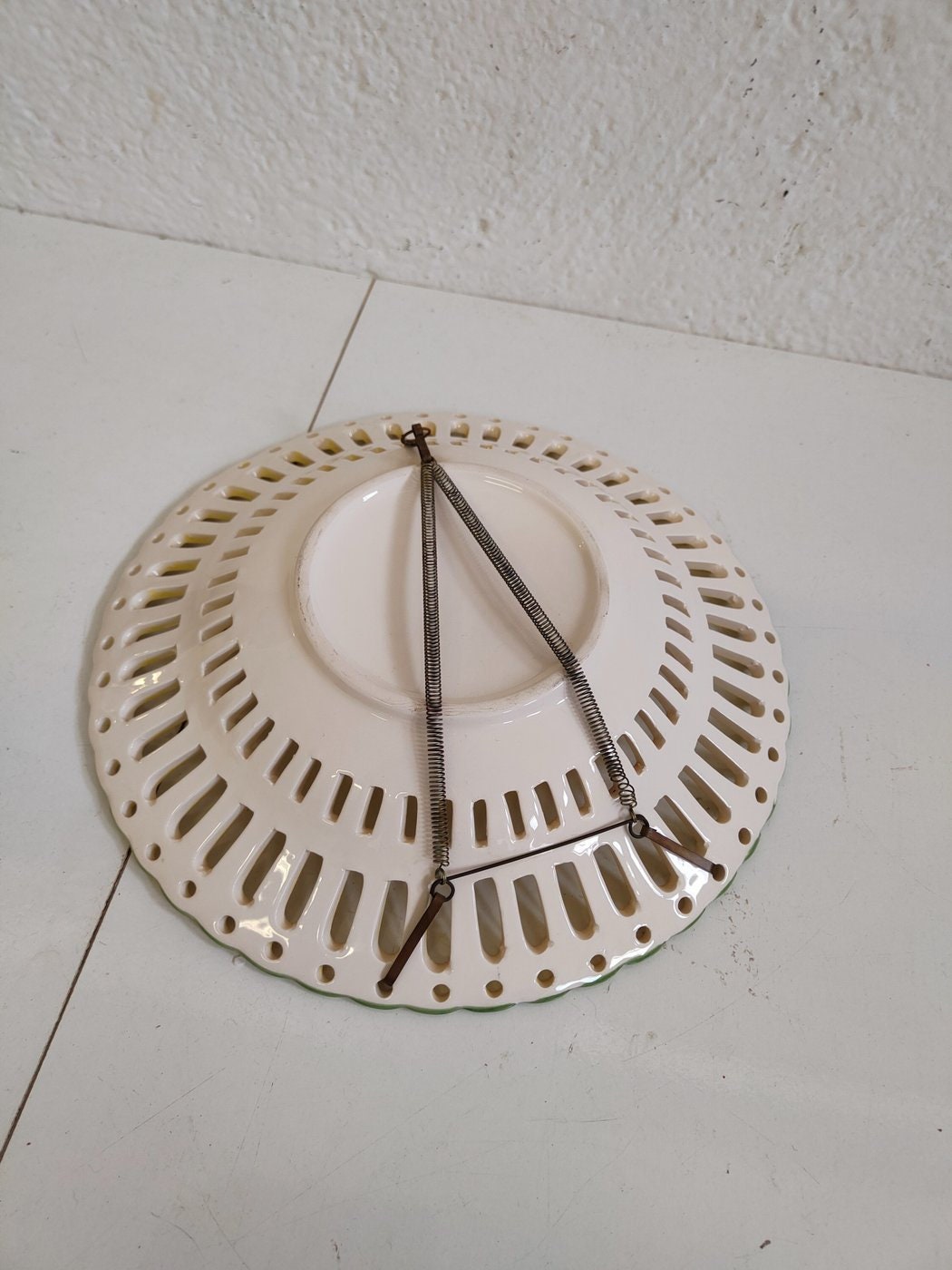 Piatto in Ceramica Traforato Dipinto a Mano con Gancio per Muro - Arte e Eleganza