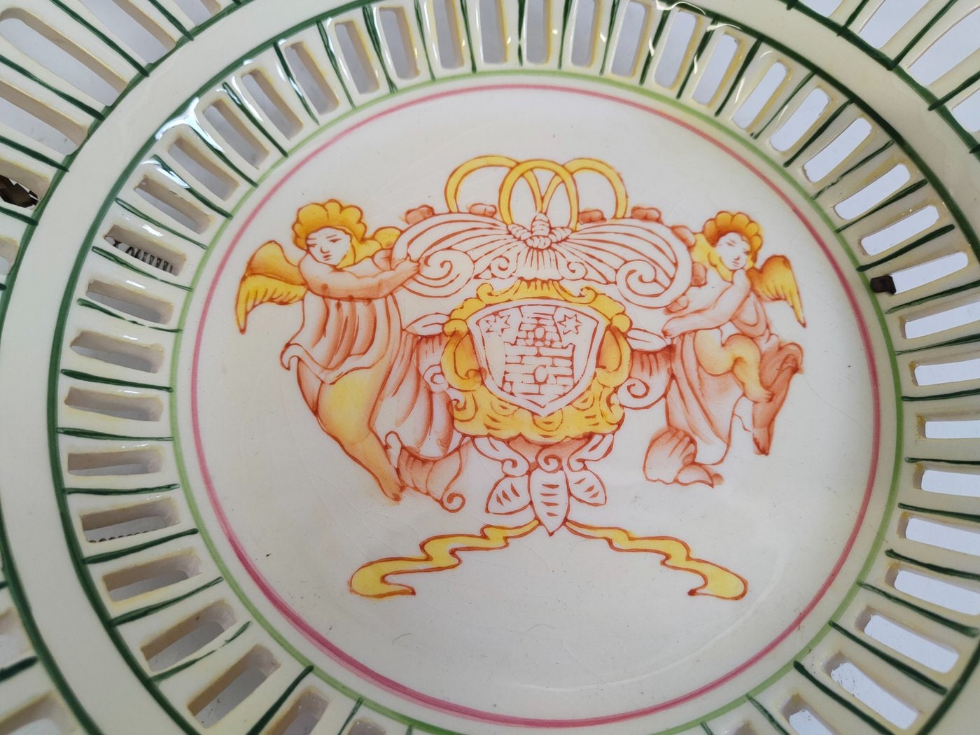 Piatto in Ceramica Traforato Dipinto a Mano con Gancio per Muro - Arte e Eleganza