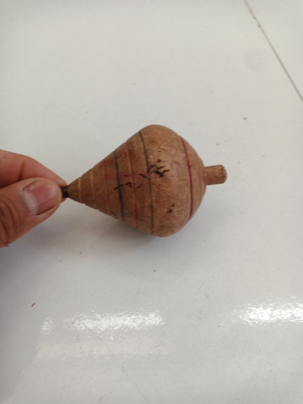 Gioco Vintage - Vecchia Trottola in Legno e Ferro - Un Pezzo di Storia da Rivivere