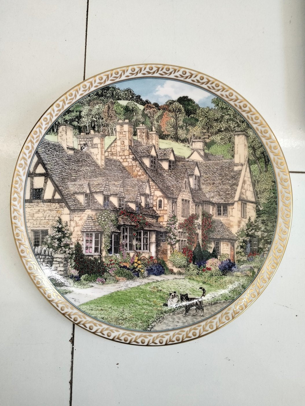 Esclusivo Piatto Designed for Royal Worcester da Sue Sculard - Un Pezzo d'Arte Scaduto dal Fascino Intatto