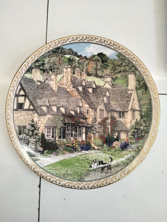 Esclusivo Piatto Designed for Royal Worcester da Sue Sculard - Un Pezzo d'Arte Scaduto dal Fascino Intatto
