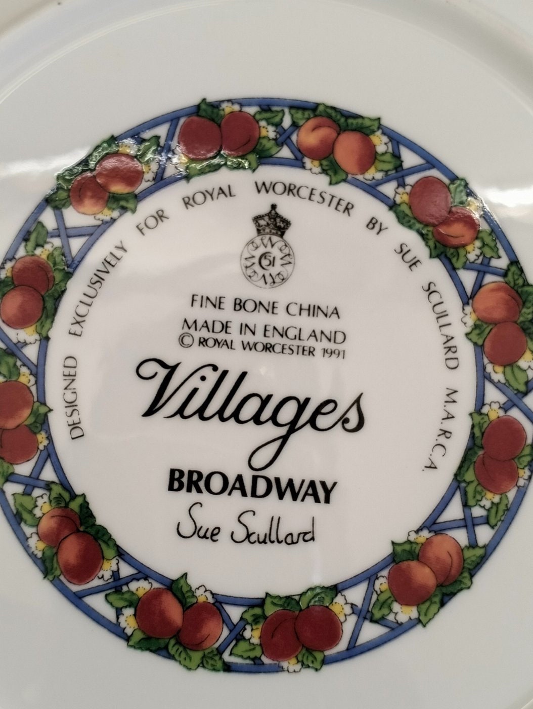 Esclusivo Piatto Designed for Royal Worcester da Sue Sculard - Un Pezzo d'Arte Scaduto dal Fascino Intatto