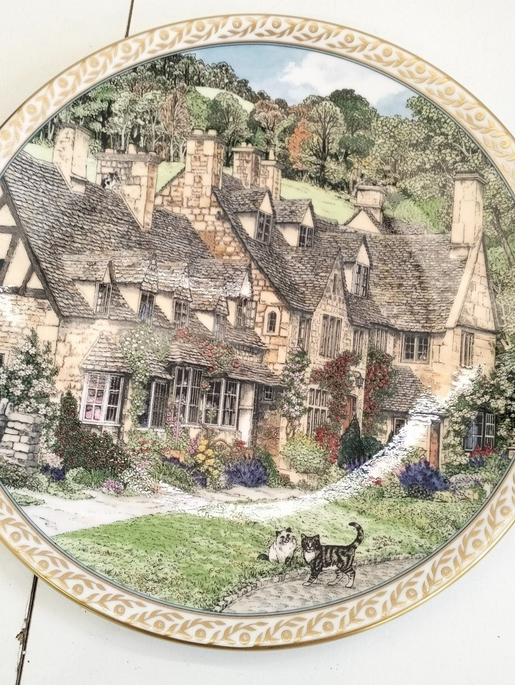 Esclusivo Piatto Designed for Royal Worcester da Sue Sculard - Un Pezzo d'Arte Scaduto dal Fascino Intatto