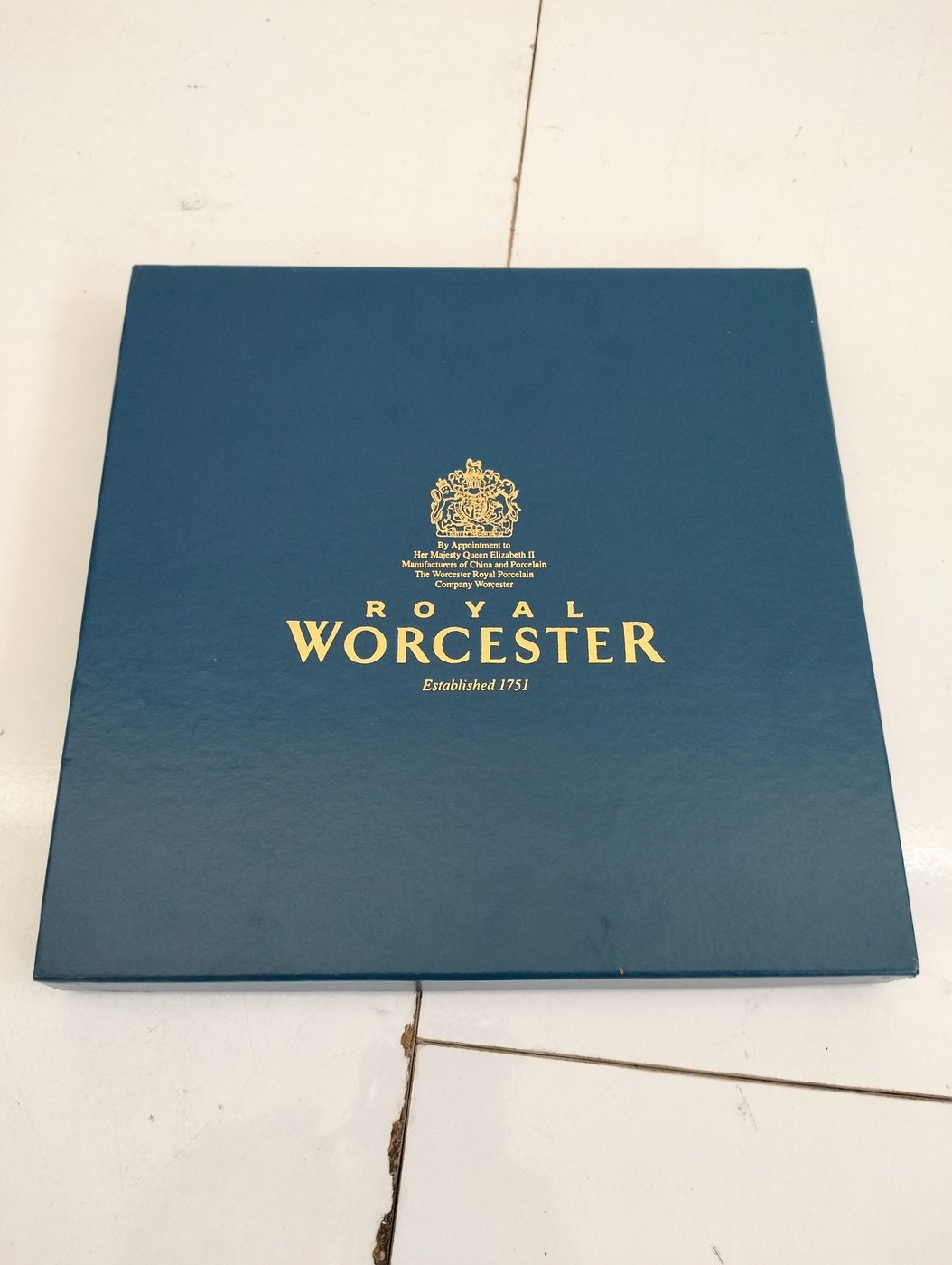 Esclusivo Piatto Designed for Royal Worcester da Sue Sculard - Un Pezzo d'Arte Scaduto dal Fascino Intatto