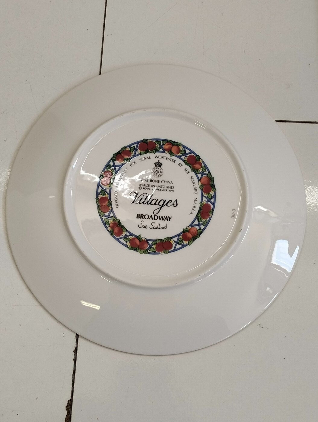 Esclusivo Piatto Designed for Royal Worcester da Sue Sculard - Un Pezzo d'Arte Scaduto dal Fascino Intatto