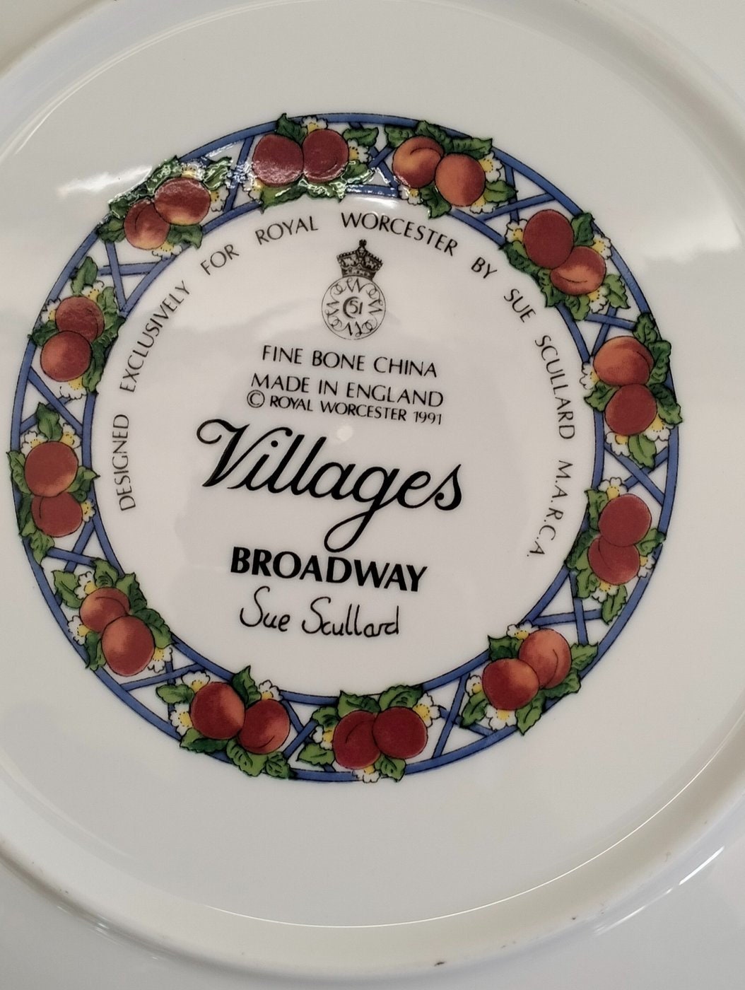 Esclusivo Piatto Designed for Royal Worcester da Sue Sculard - Un Pezzo d'Arte Scaduto dal Fascino Intatto