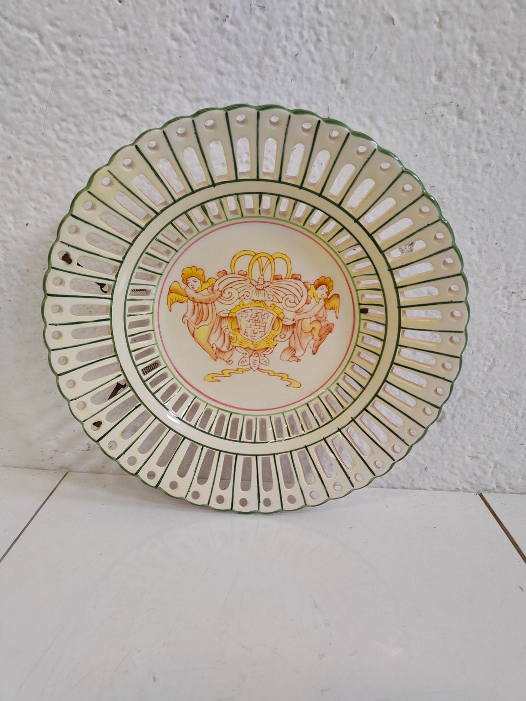 Piatto in Ceramica Traforato Dipinto a Mano con Gancio per Muro - Arte e Eleganza