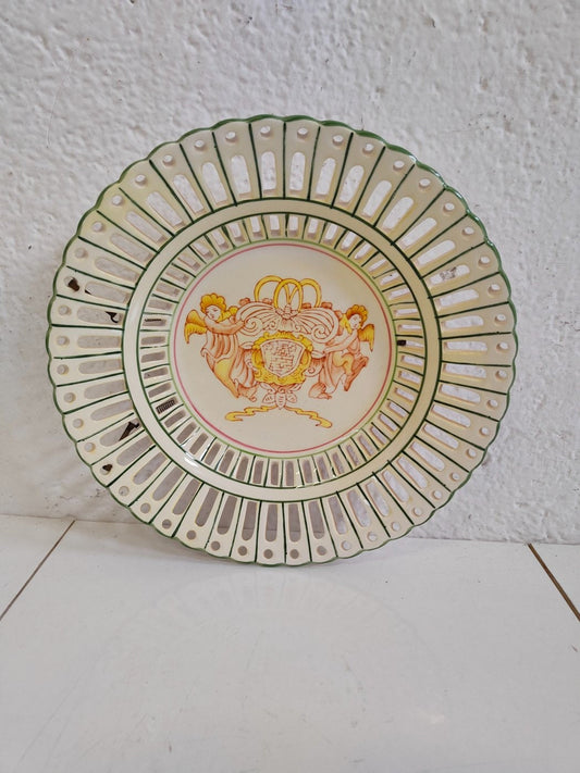 Piatto in Ceramica Traforato Dipinto a Mano con Gancio per Muro - Arte e Eleganza