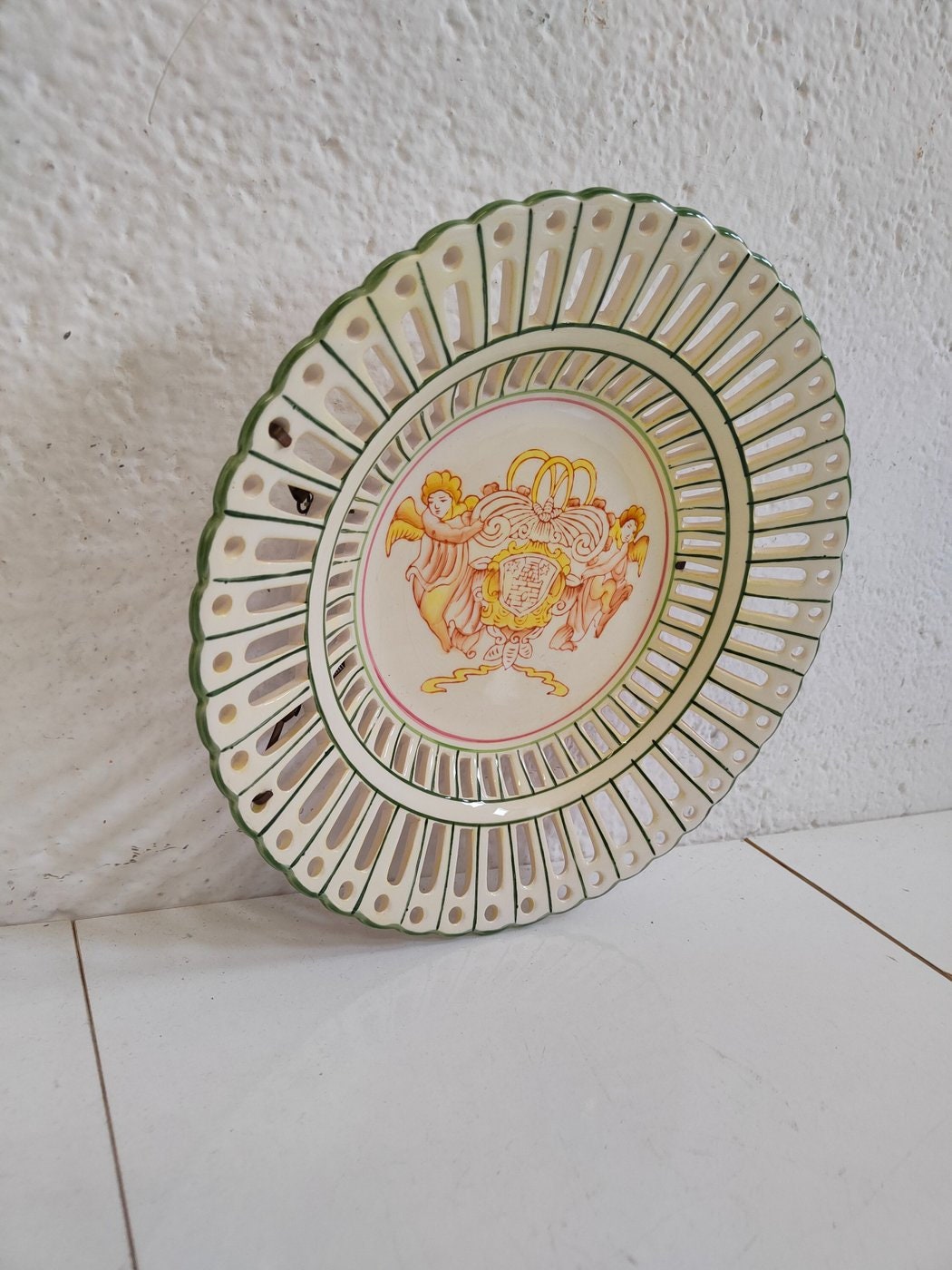 Piatto in Ceramica Traforato Dipinto a Mano con Gancio per Muro - Arte e Eleganza