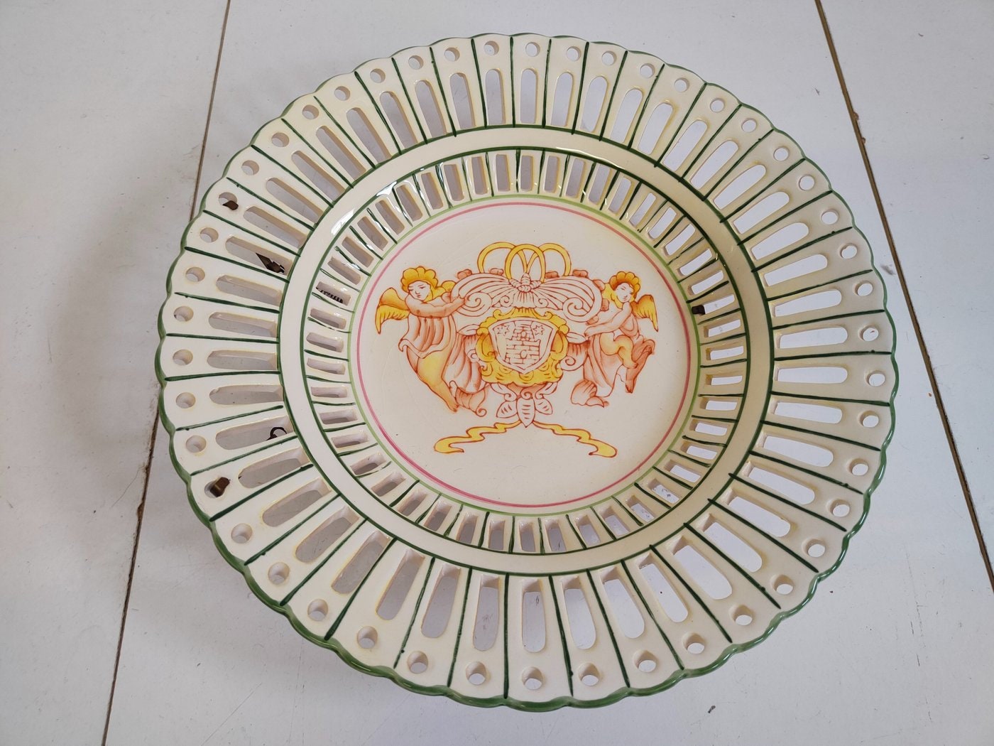 Piatto in Ceramica Traforato Dipinto a Mano con Gancio per Muro - Arte e Eleganza