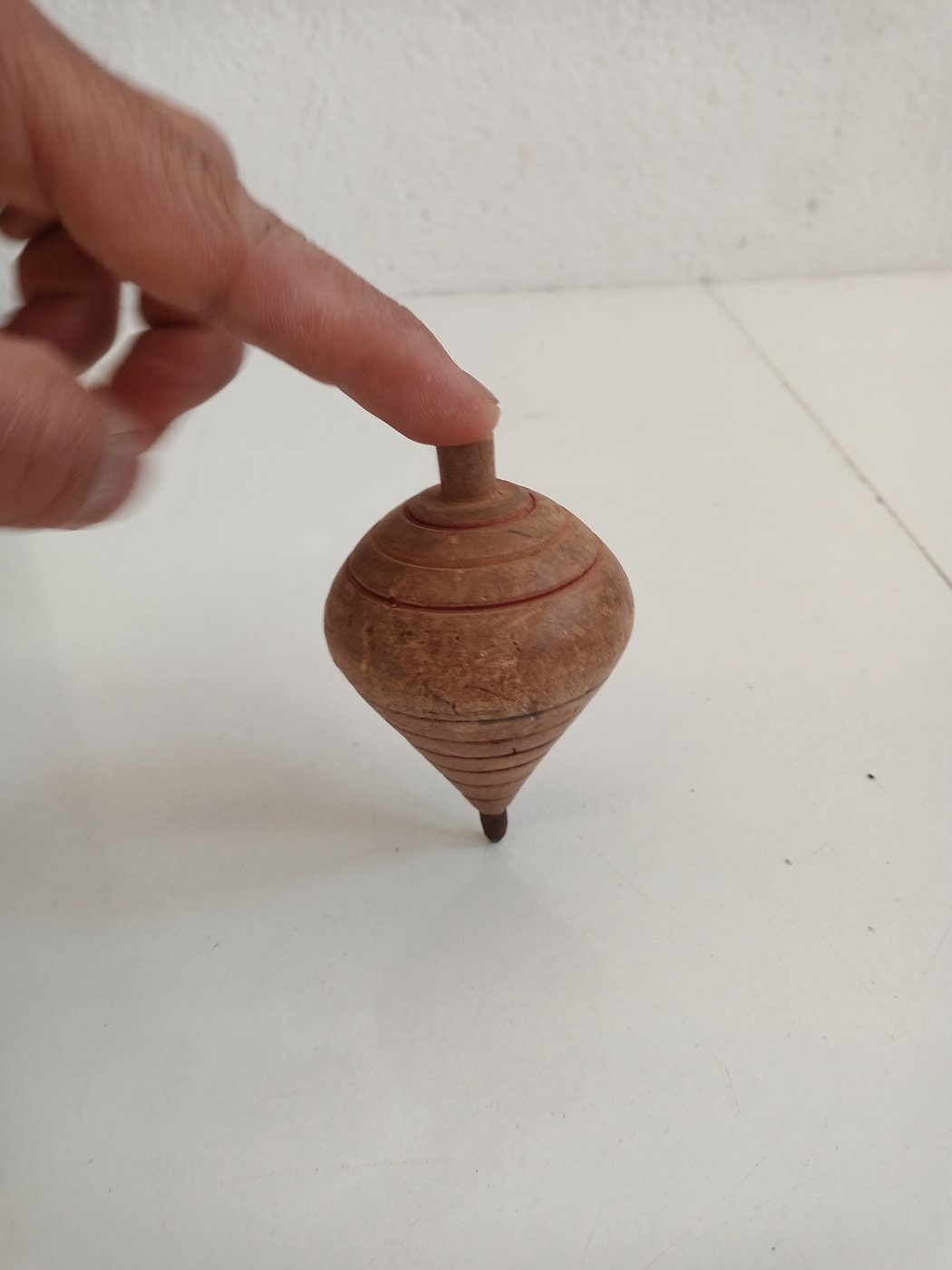 Gioco Vintage - Vecchia Trottola in Legno e Ferro - Un Pezzo di Storia da Rivivere