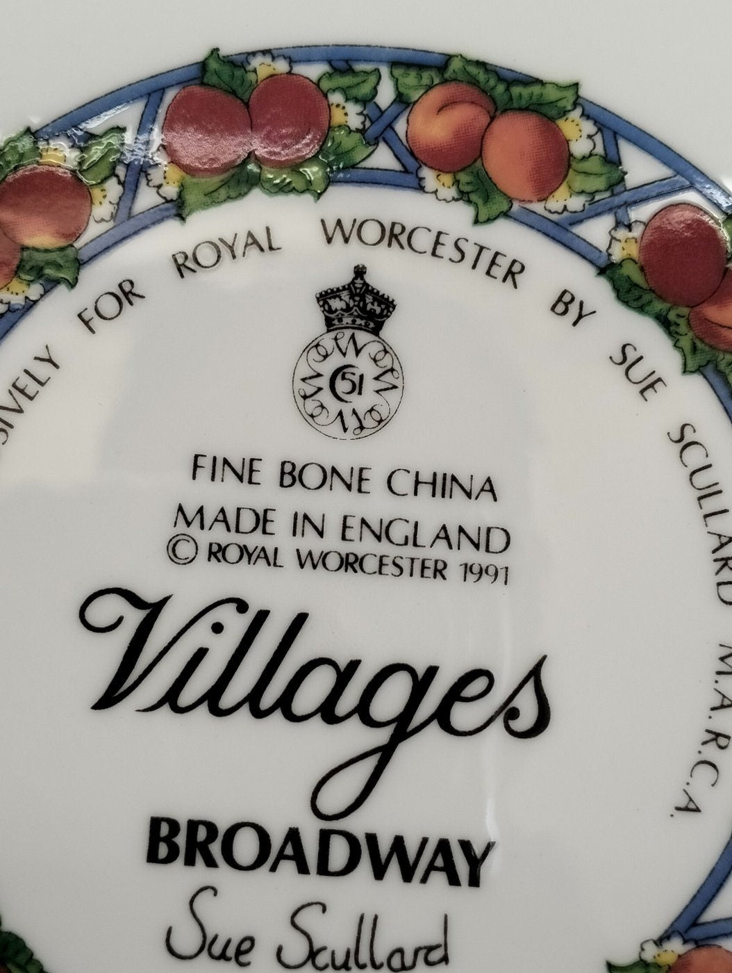 Esclusivo Piatto Designed for Royal Worcester da Sue Sculard - Un Pezzo d'Arte Scaduto dal Fascino Intatto