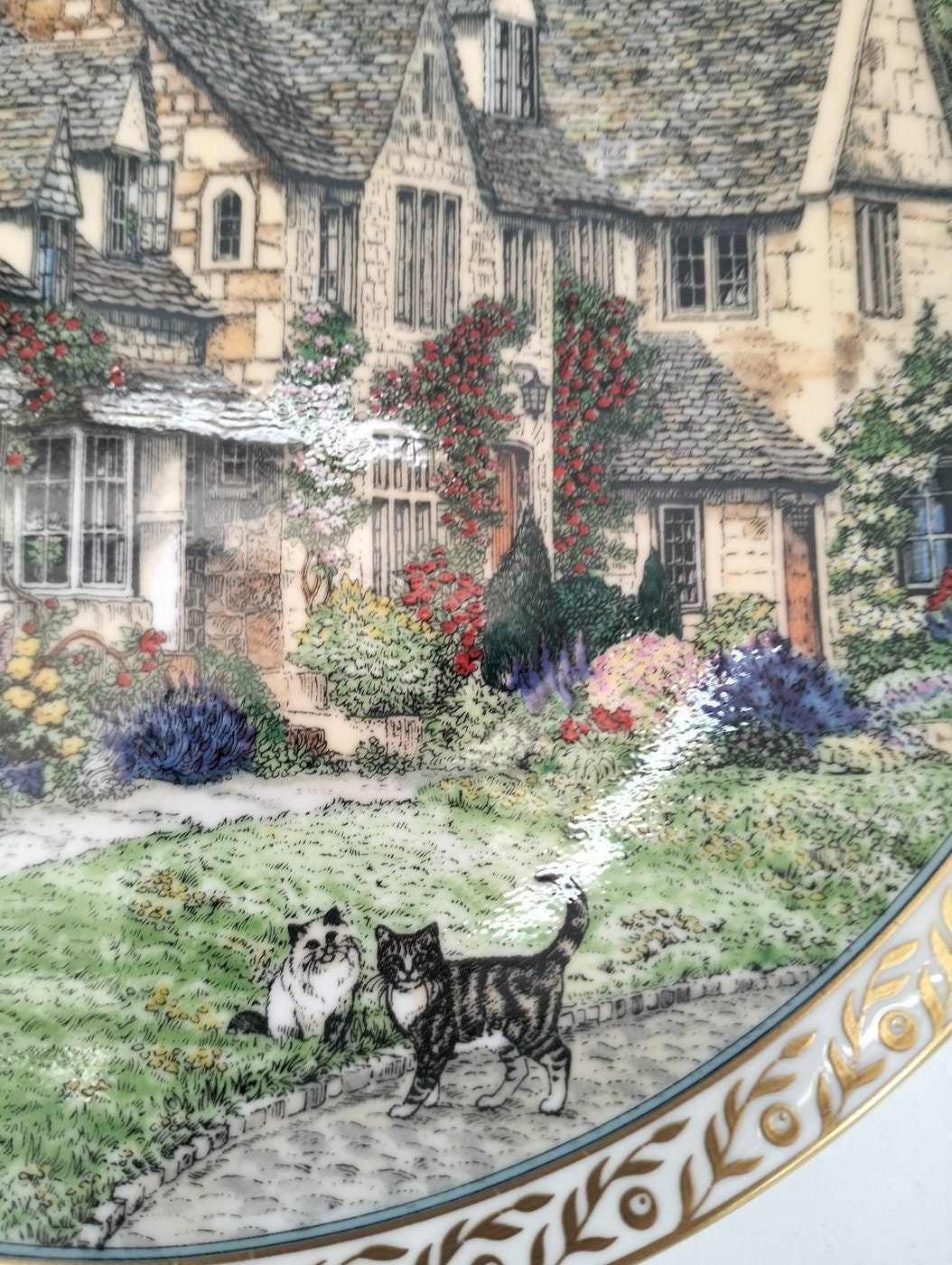 Esclusivo Piatto Designed for Royal Worcester da Sue Sculard - Un Pezzo d'Arte Scaduto dal Fascino Intatto
