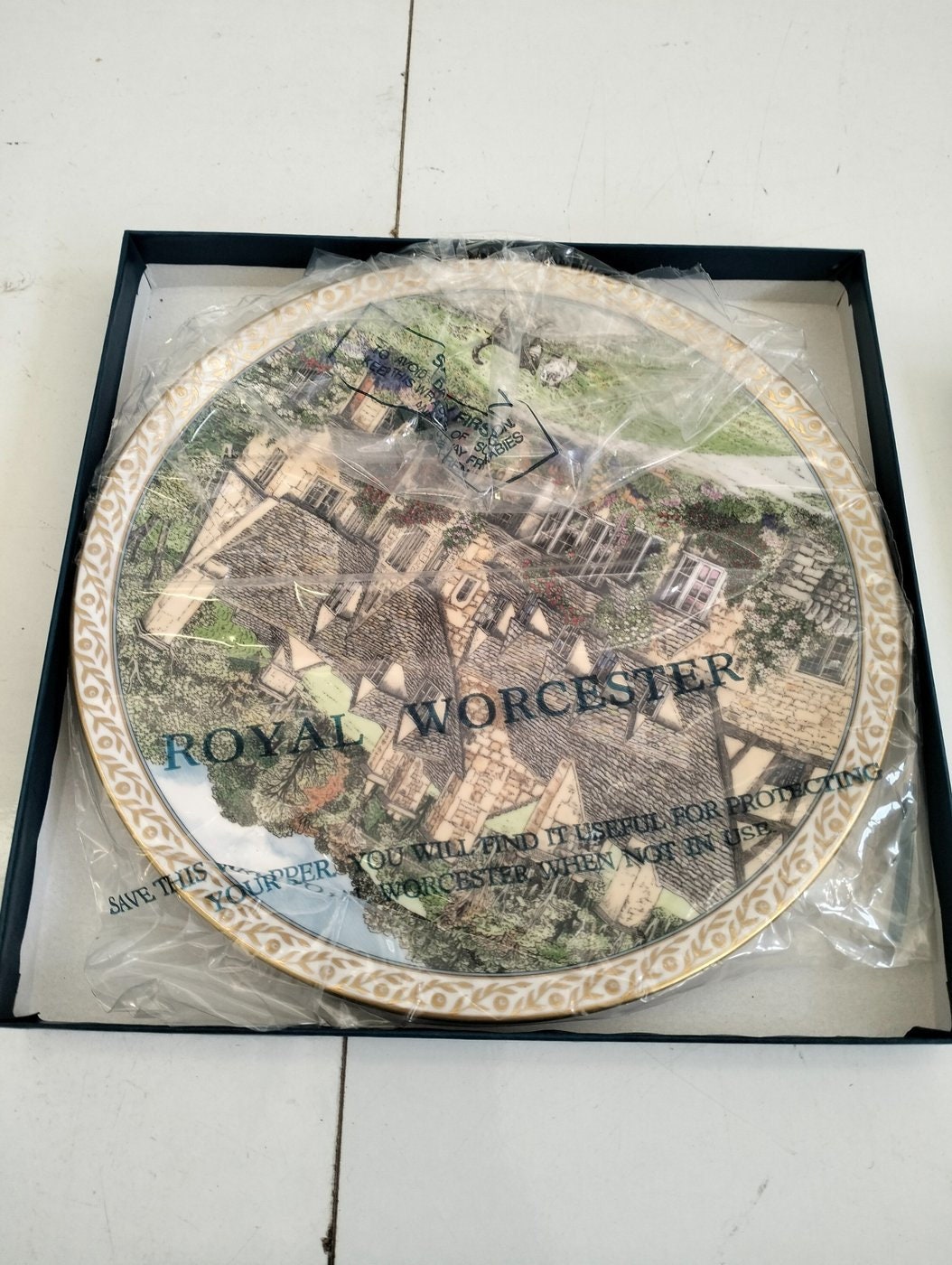 Esclusivo Piatto Designed for Royal Worcester da Sue Sculard - Un Pezzo d'Arte Scaduto dal Fascino Intatto