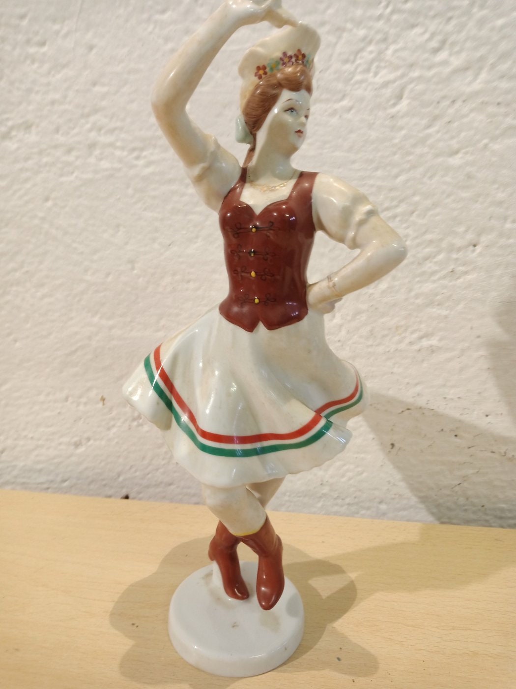 Statuetta Popolare in Porcellana Dipinta a Mano - Hollohaza Ungheria, 1831