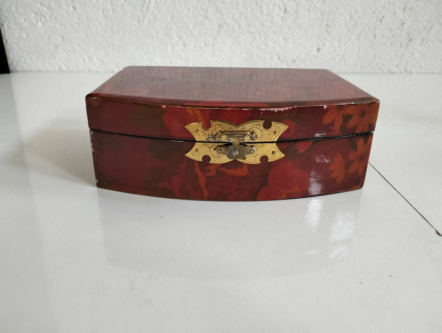 Elegante Portagioie Cinese in Legno con Rifiniture in Ottone - Arte e Stile in Uno Spazio