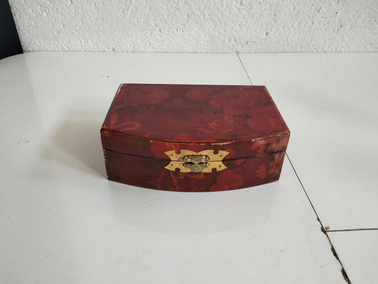 Elegante Portagioie Cinese in Legno con Rifiniture in Ottone - Arte e Stile in Uno Spazio