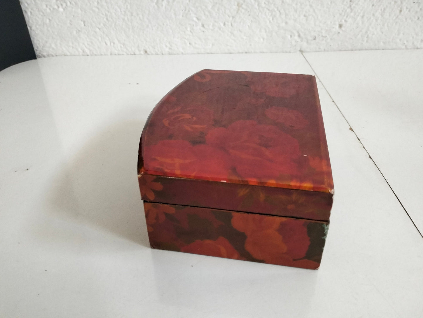 Elegante Portagioie Cinese in Legno con Rifiniture in Ottone - Arte e Stile in Uno Spazio