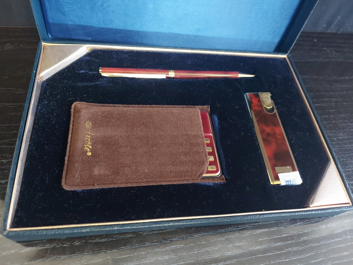 Set Scrivania Vintage con Penna, Calcolatrice e Accendino