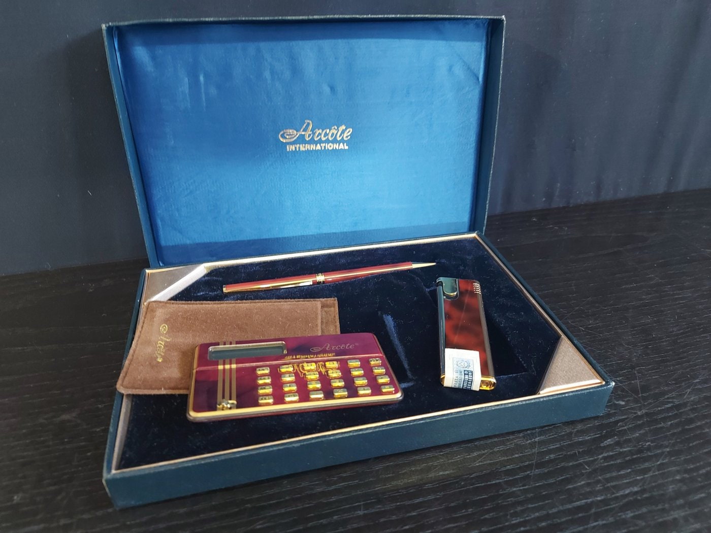 Set Scrivania Vintage con Penna, Calcolatrice e Accendino