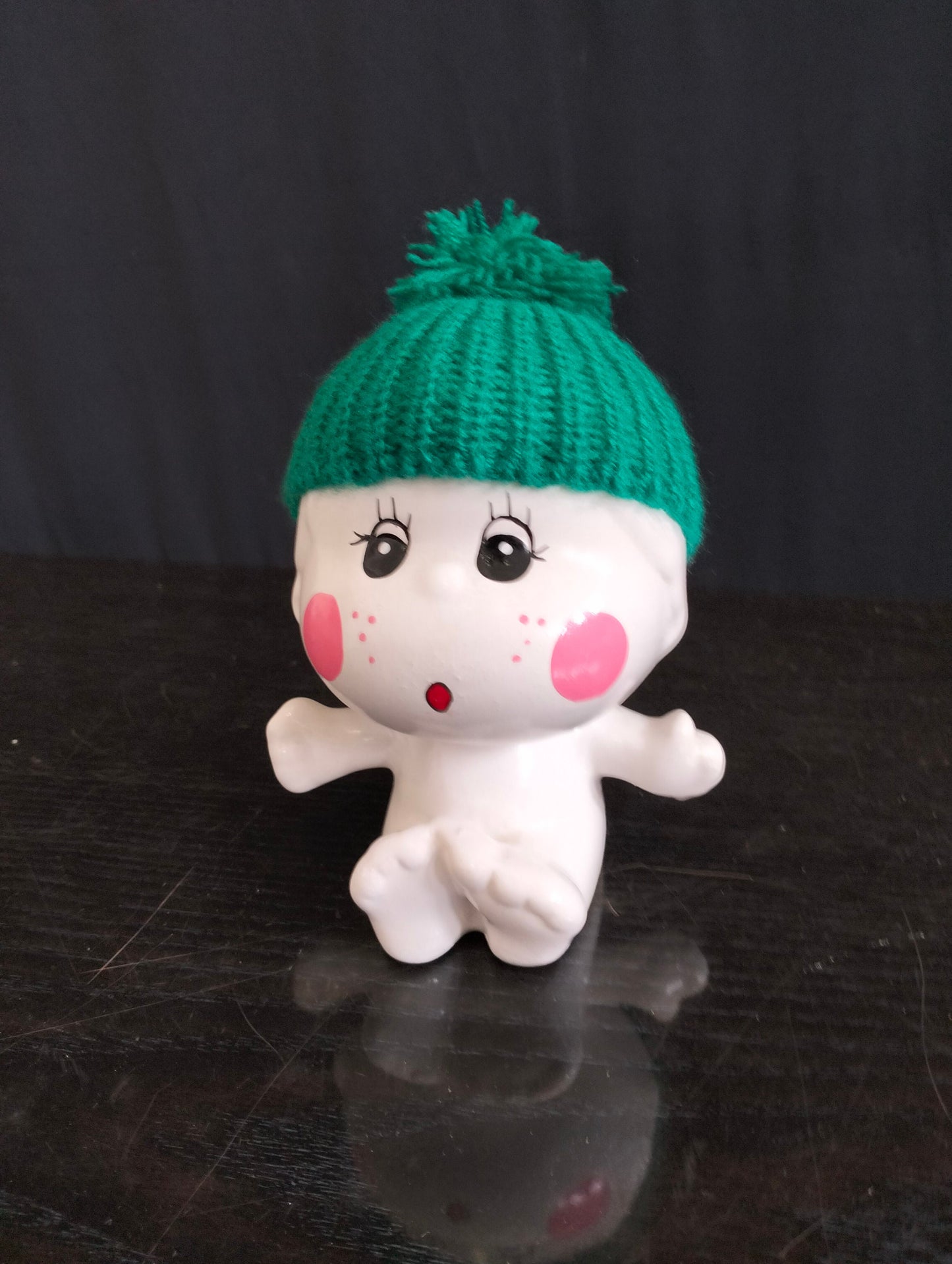 Statuina Vintage di un Bambino con Cappello e Guance Rosa