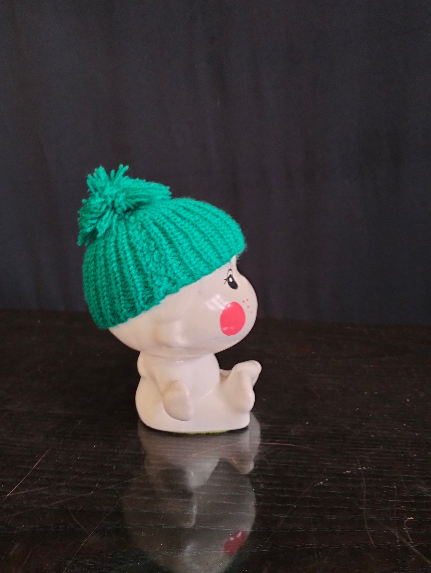 Statuina Vintage di un Bambino con Cappello e Guance Rosa