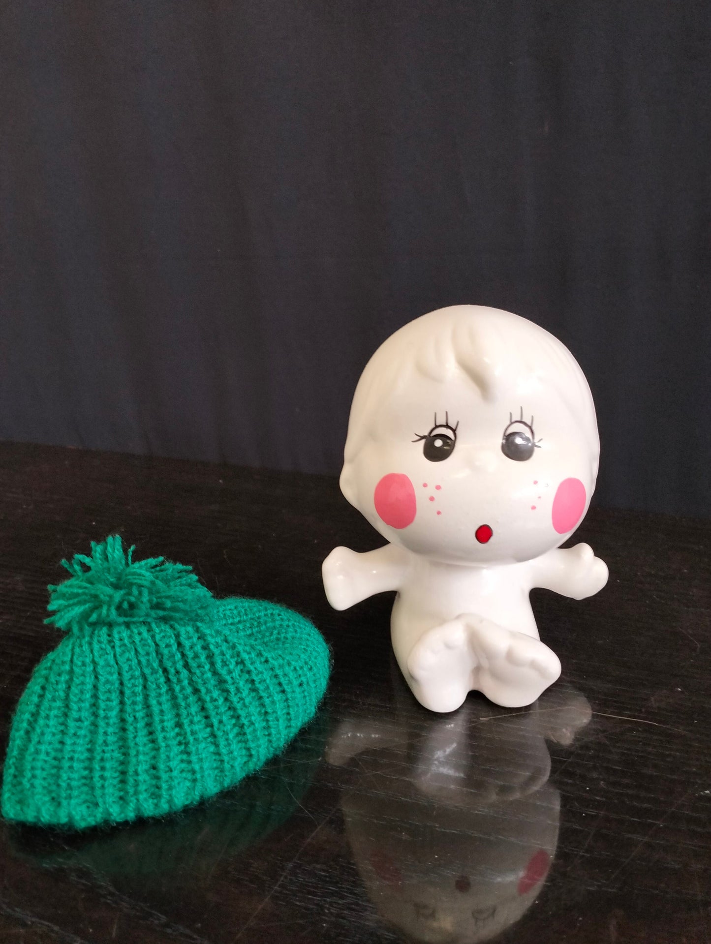 Statuina Vintage di un Bambino con Cappello e Guance Rosa