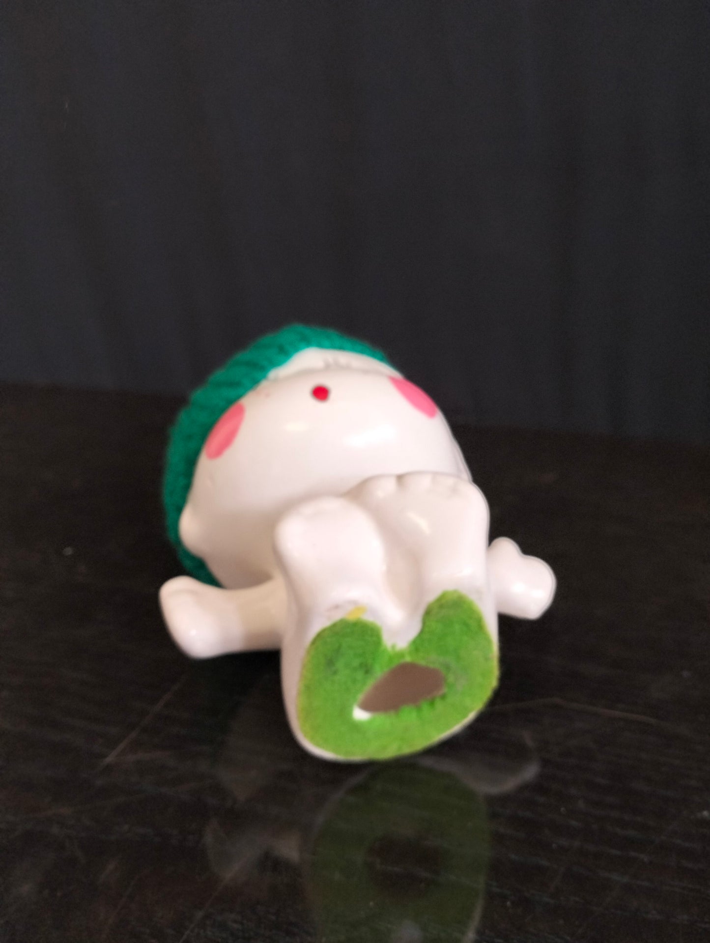 Statuina Vintage di un Bambino con Cappello e Guance Rosa