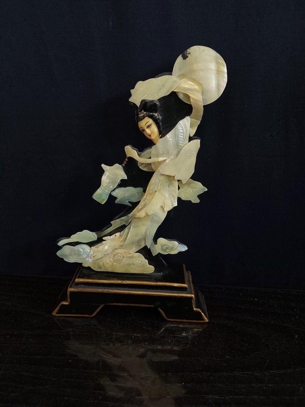 Rilievo Vintage in Madreperla Raffigurante una Geisha Giapponese