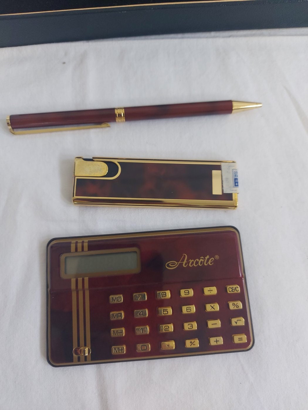 Set Scrivania Vintage con Penna, Calcolatrice e Accendino