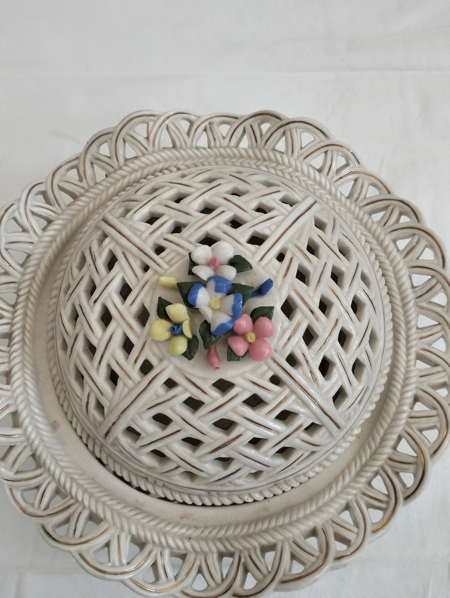 Centrotavola in ceramica traforata con coperchio