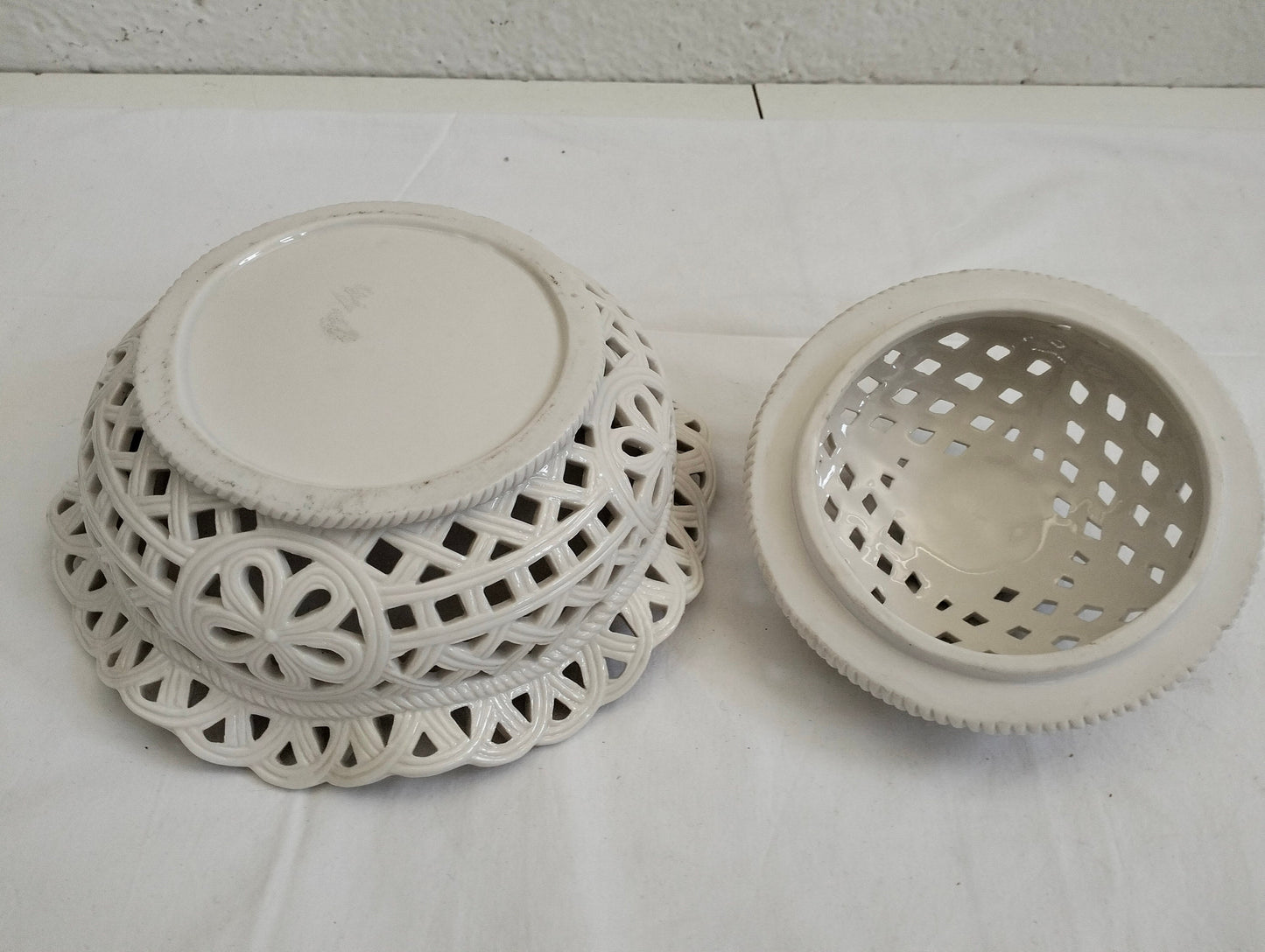Centrotavola in ceramica traforata con coperchio