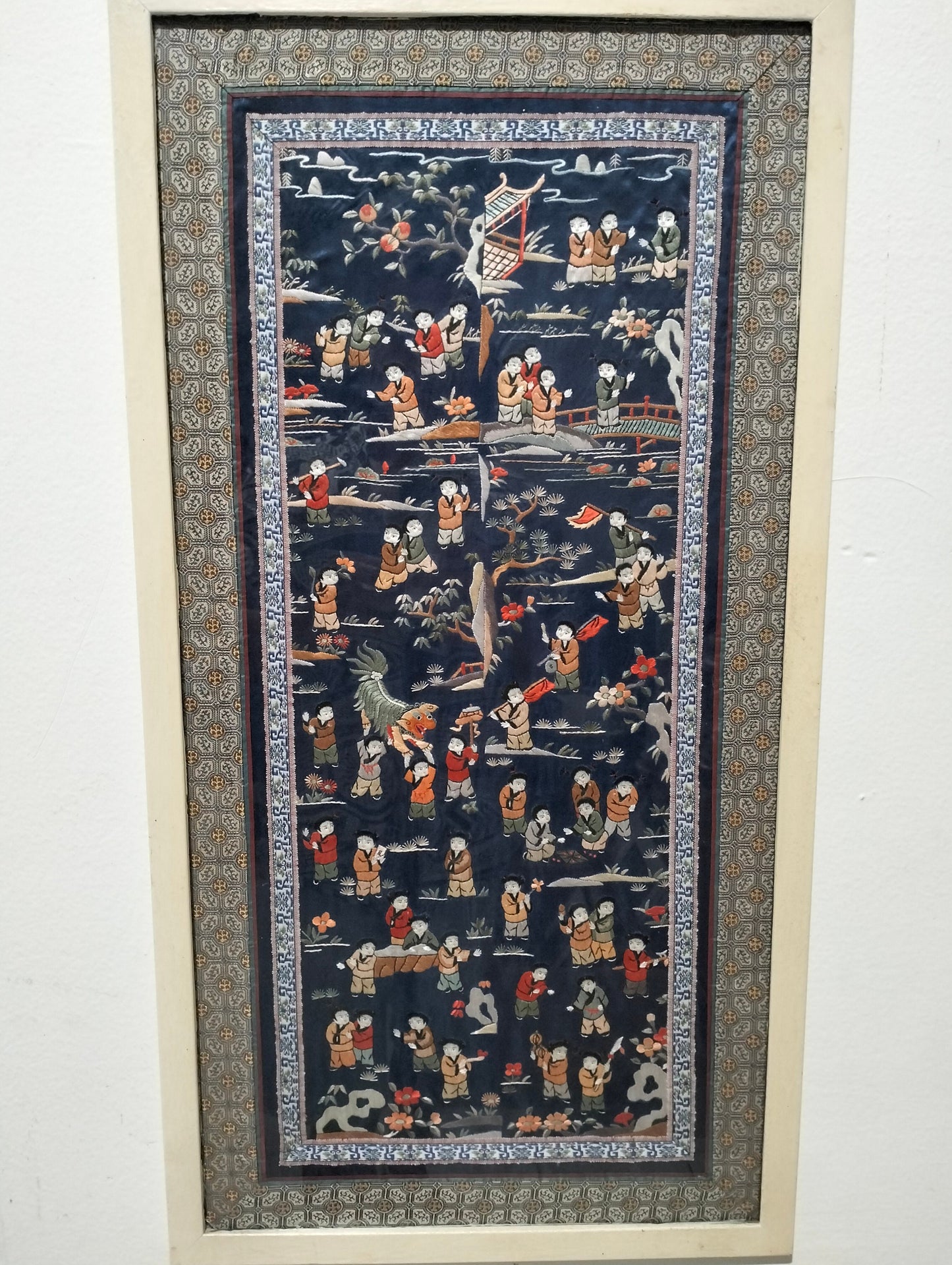 Quadro Asiatico con Ricamo su Seta - Rappresentazione di Figure e Dragone