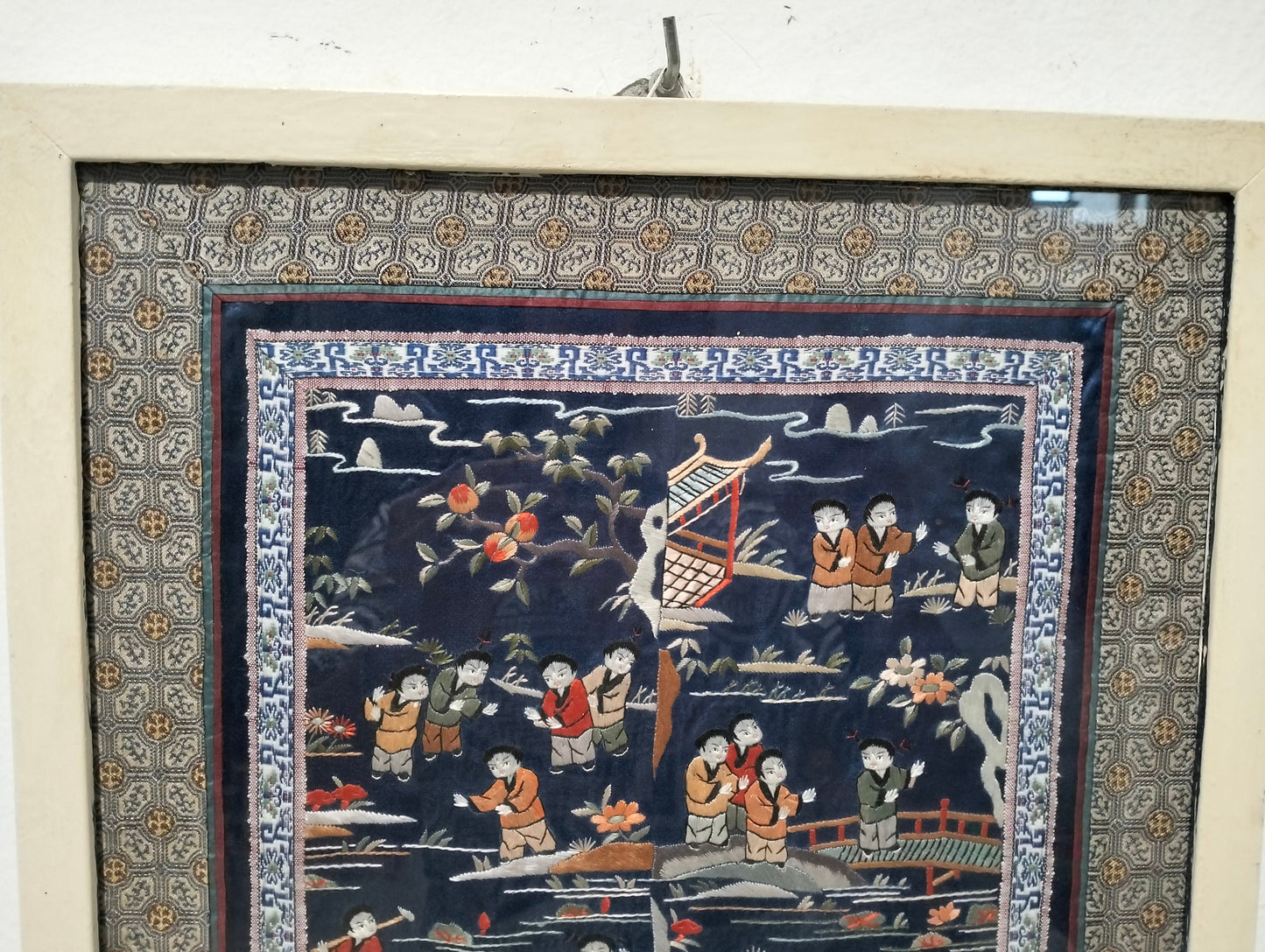 Quadro Asiatico con Ricamo su Seta - Rappresentazione di Figure e Dragone