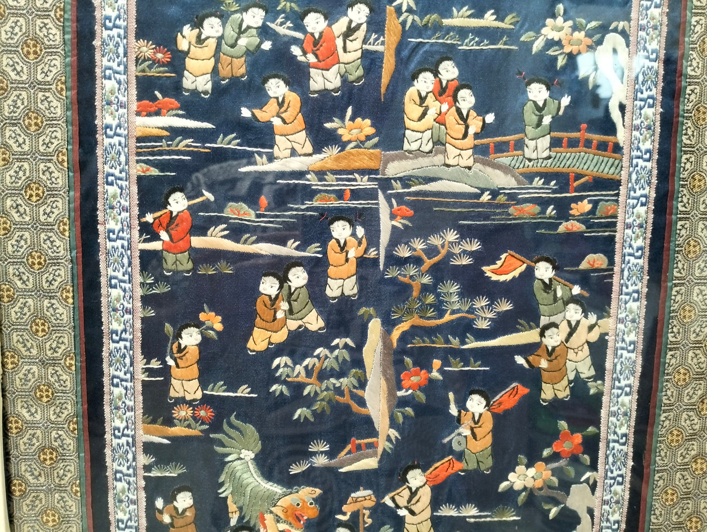 Quadro Asiatico con Ricamo su Seta - Rappresentazione di Figure e Dragone