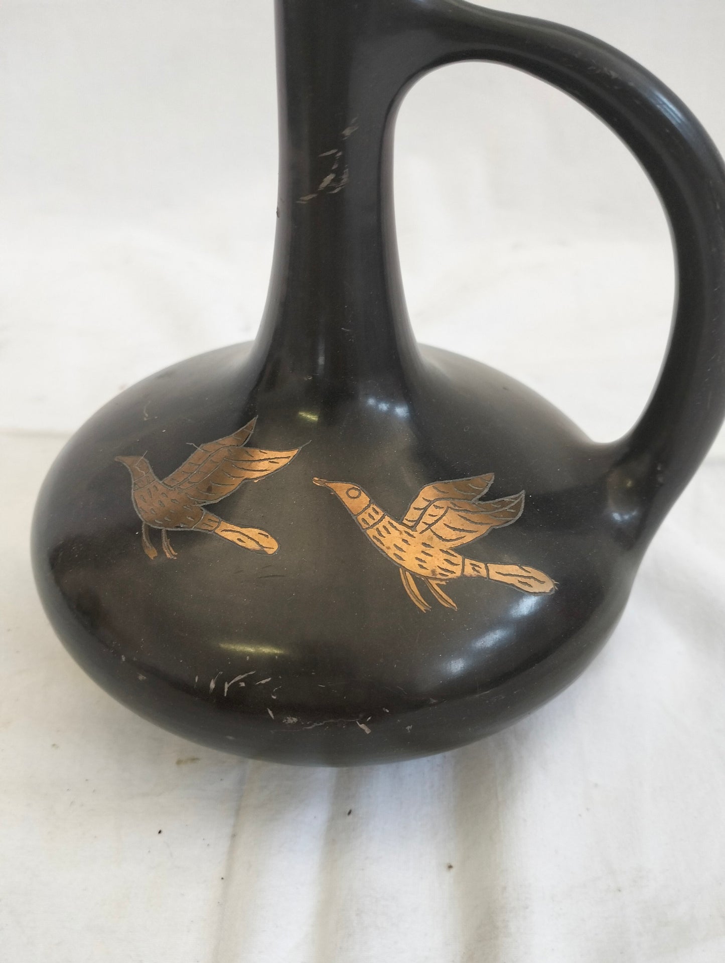 Brocca in Terracotta Laccata Nera con Uccelli Dorati - Arte Gubbio