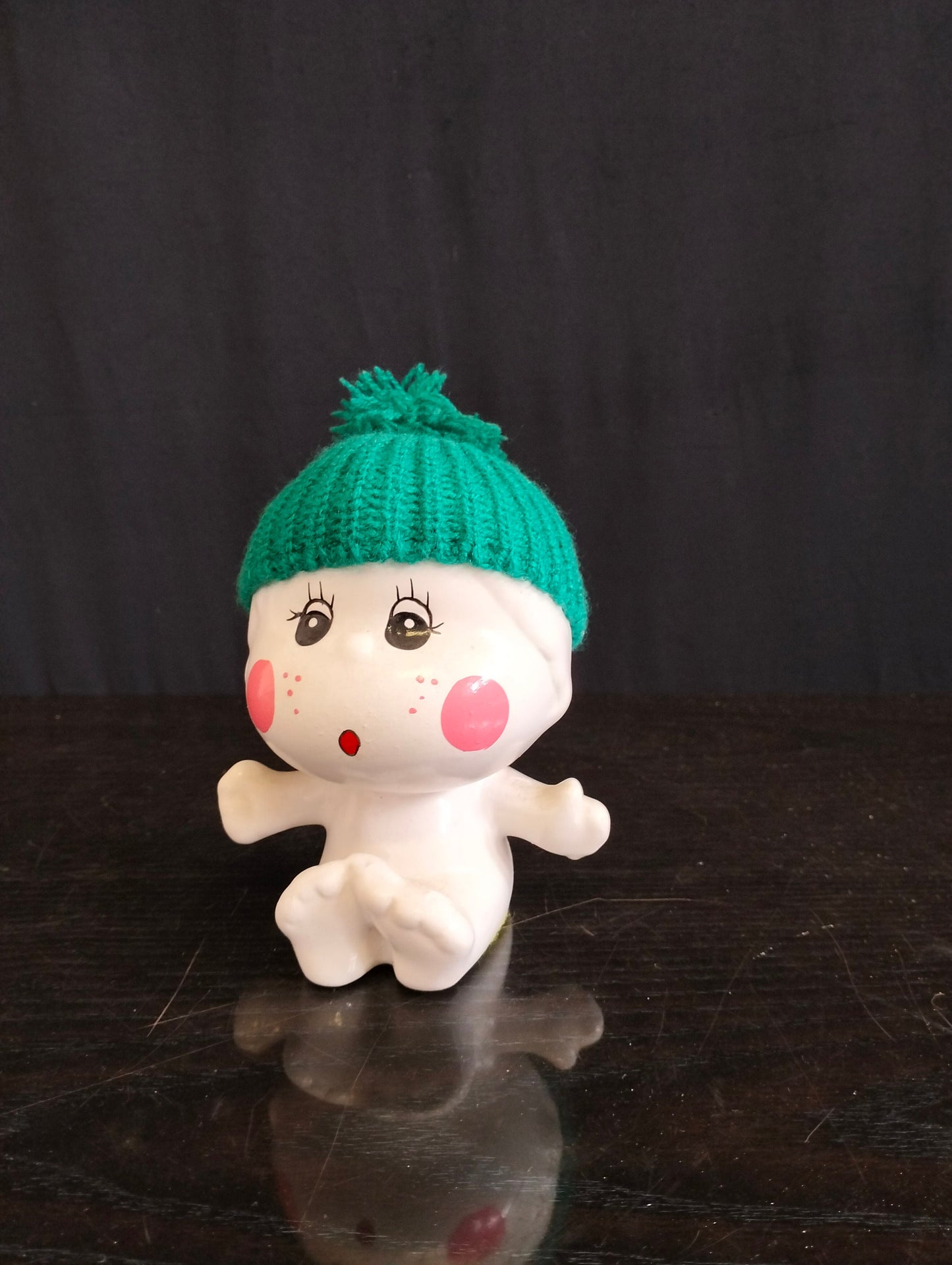 Statuina Vintage di un Bambino con Cappello e Guance Rosa
