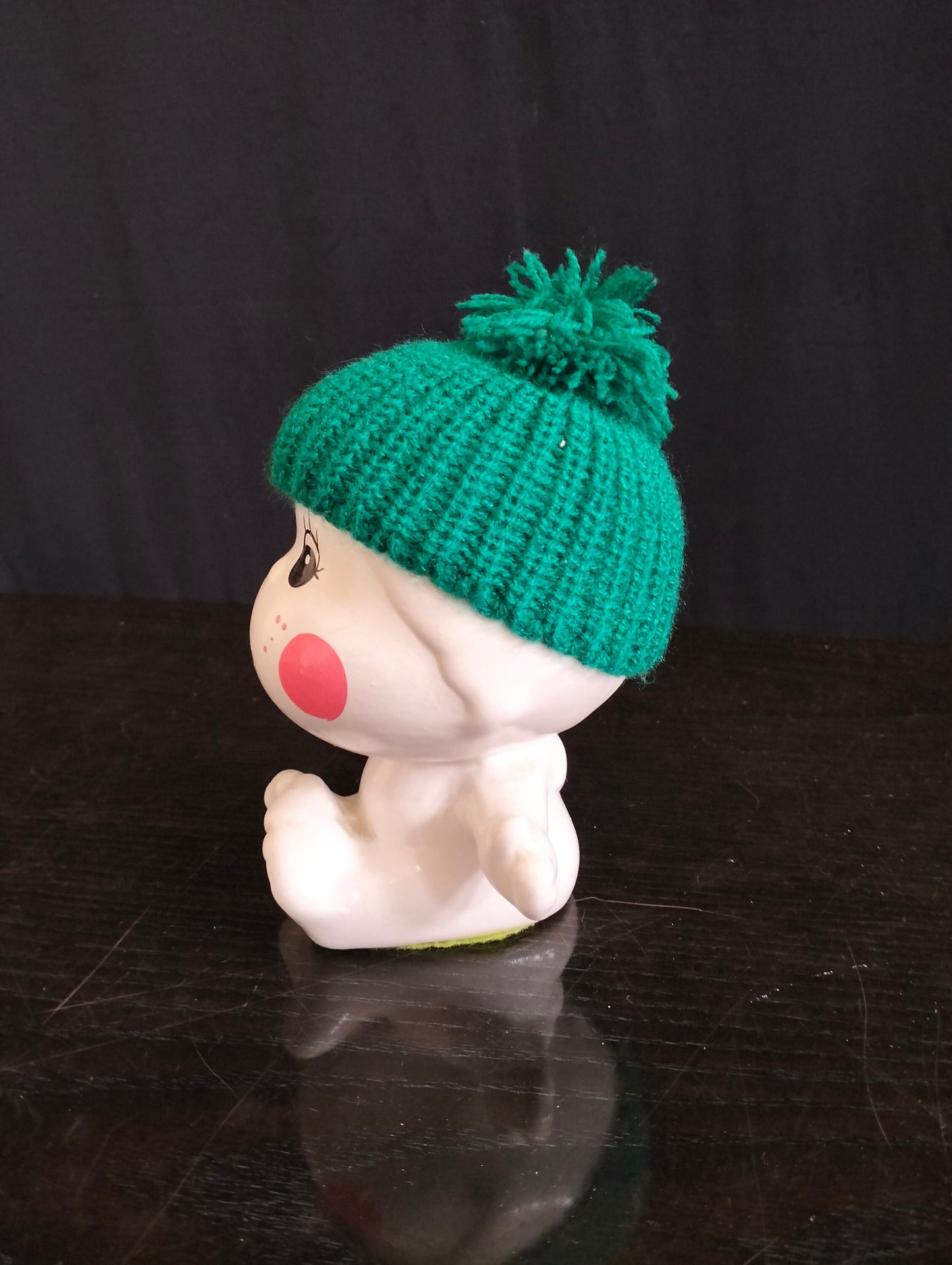 Statuina Vintage di un Bambino con Cappello e Guance Rosa