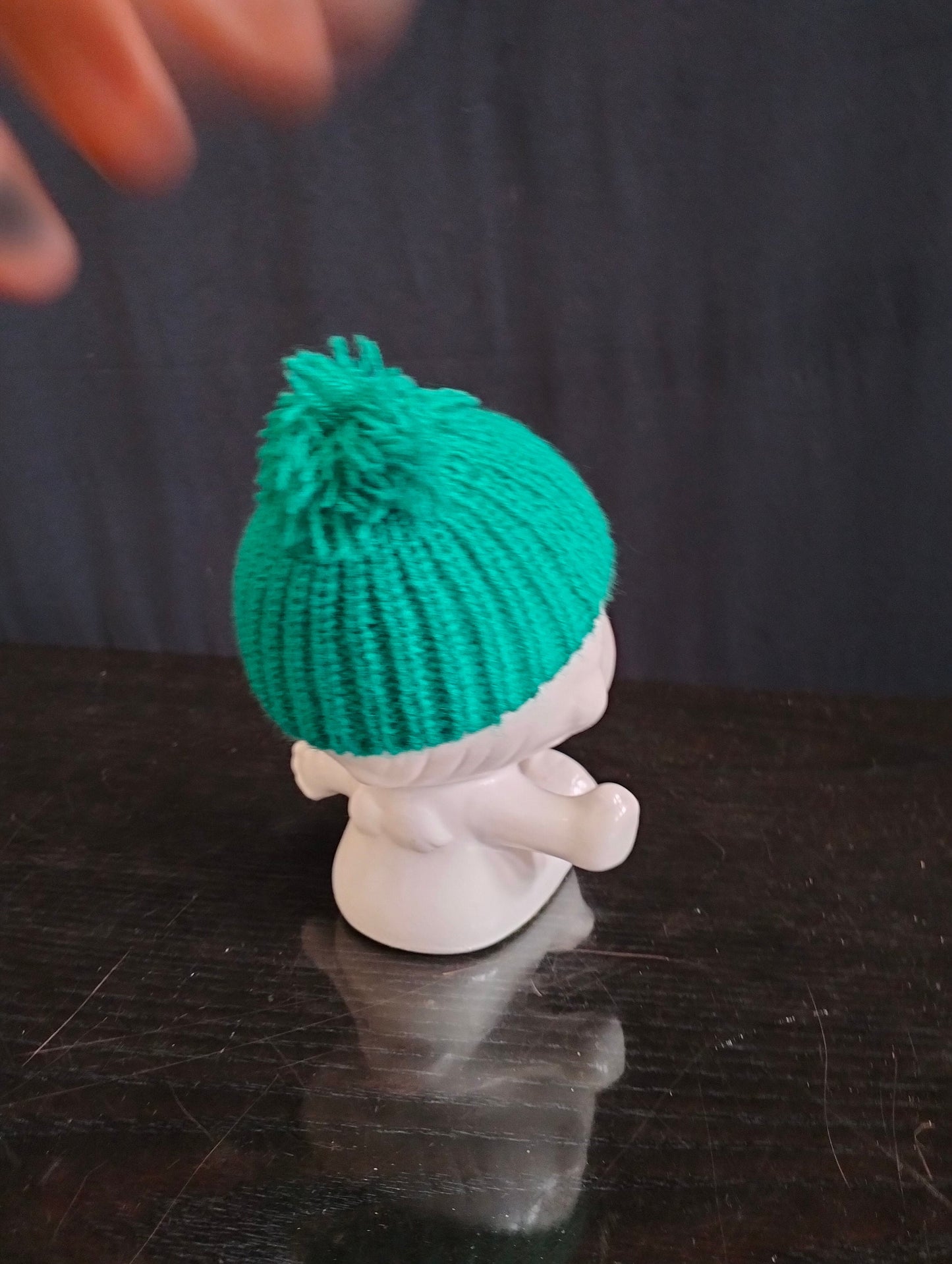 Statuina Vintage di un Bambino con Cappello e Guance Rosa