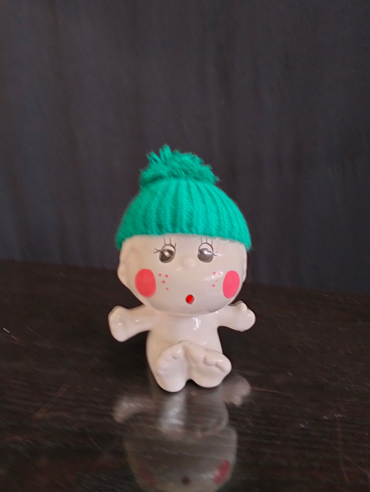 Statuina Vintage di un Bambino con Cappello e Guance Rosa