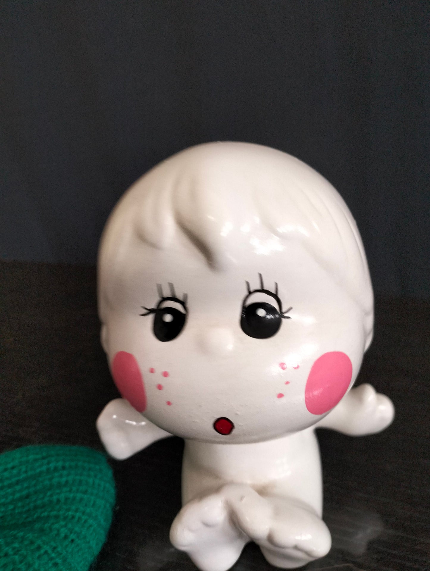 Statuina Vintage di un Bambino con Cappello e Guance Rosa