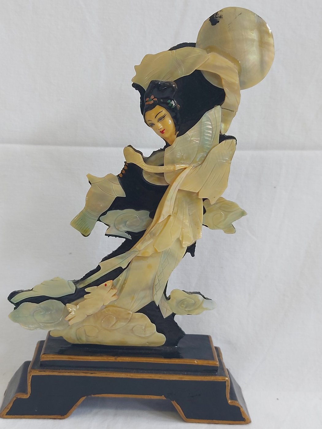 Rilievo Vintage in Madreperla Raffigurante una Geisha Giapponese